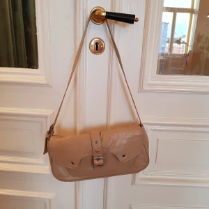 Liten beige skinnväska - Lite mindre väska i skinn. Den passar perfekt till våren och till ett par beige skinnbyxor som jag lagt ut till försäljning. Den kan hämtas på Södermalm eller annan plats i Stockholm. Annars betalar du frakten.