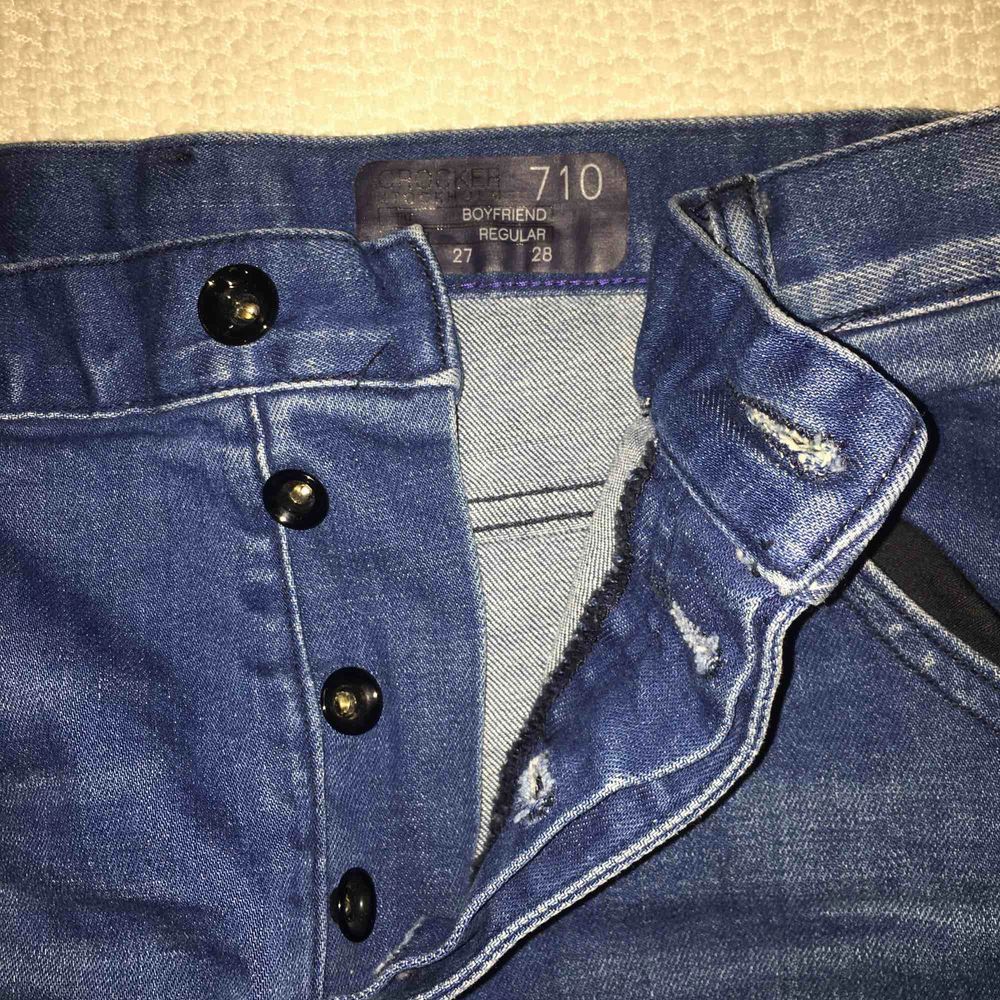 Mörkblåa boyfriend jeans från Crocker i stockholm. Finns fyra knappar. storleken står på andra bilden. Priset går att diskuteras :). Jeans & Byxor.