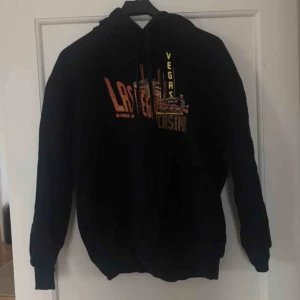  - Asmysig hoodie med coolt tryck