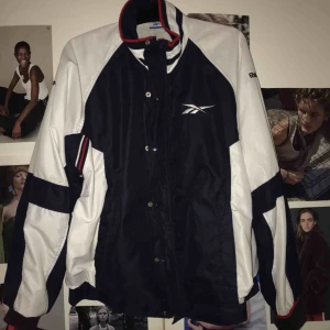  - Vintage-jacka från Reebok. Säljer pga att den tyvärr inte används:// Köpt här på Plick! Skulle säga storlek M-L Frakt tillkommer💖