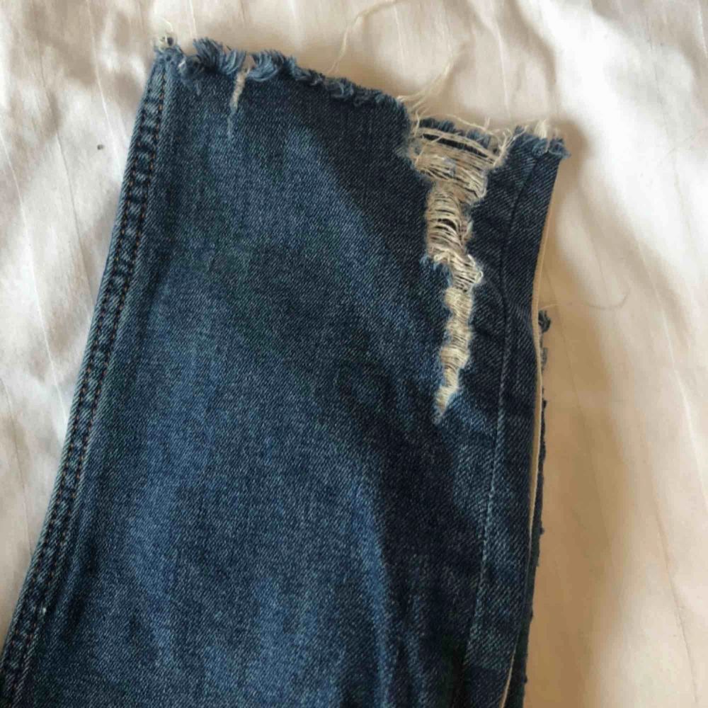 Z1975 Denim från Zara, skitsnygga och sköna jeans med vit/röda ränder på båda benen. Älskar dessa men använder sällan, därför säljer jag vidare. Köparen står för frakt! 🎉. Jeans & Byxor.