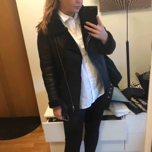  - Jacka från Zara i storlek small. Fodrad och jättevarmt. Använd men har inga anmärkningar på den! 