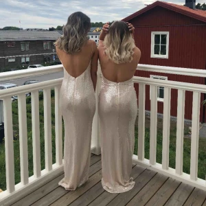  - Säljer min super fina balklänning! 😍 Känningen är endast använd i 3/4 timmar så den är som ny. Nypris 1000kr 