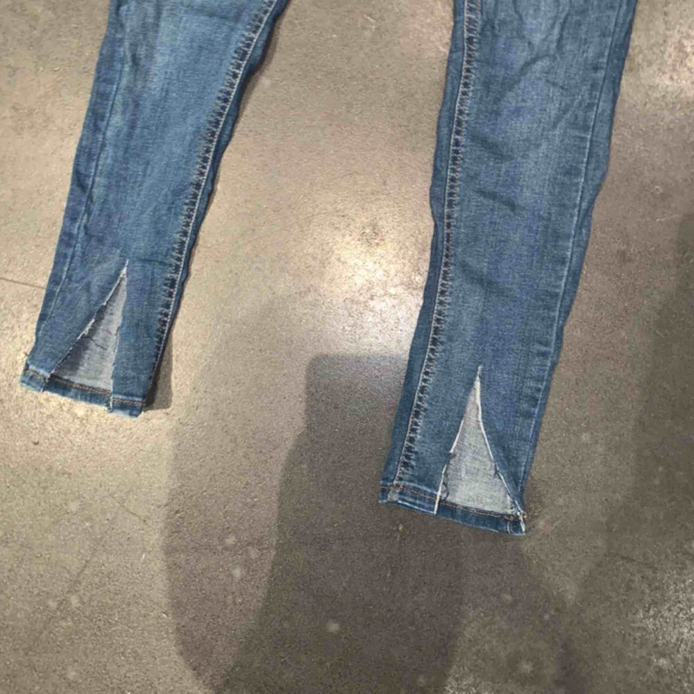 Ett par asnajs blåa jeans med slits nertill. Använd några gånger men i väldigt bra skick. Passar en xs/s. Köparen står för eventuell frakt. Jeans & Byxor.