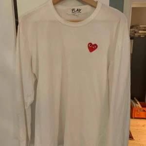  - CDG tröja i storlek XL men sitter som en M, perfekt använt skick, frakt tillkommer 