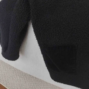  - Svart teddy jacka från & other stories !! Strl 36. Nypris 890kr. Möts gärna i Malmö, kan frakta annars!!