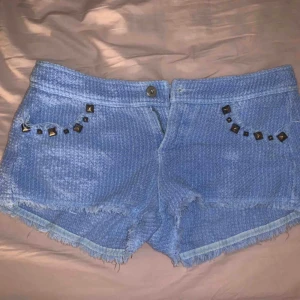  - Ett par jättegulliga blå lite Manchester tyg aktiga shorts. Bra skick, passar xs-m. Köparen står för frakt