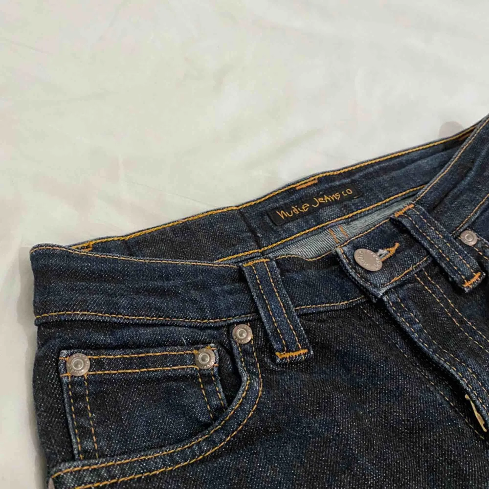 Long Johns av Nudie Jeans. Strl: W24L32. 98% bomull. 2% elastan. Använda men super gott skick. Säljes pga för små. . Jeans & Byxor.