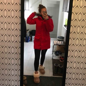  - Jättefin röd vinterjacka som är varm och mysig. Nästintill oanvänd. Nypris ca 1000 