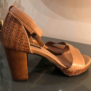  - Fina klackskor från Tiger of Sweden. Sparsamt använda så i bra skick. Bastdetaljer och träklack. Möts upp i Stockholm, annars står köparen för frakten. 