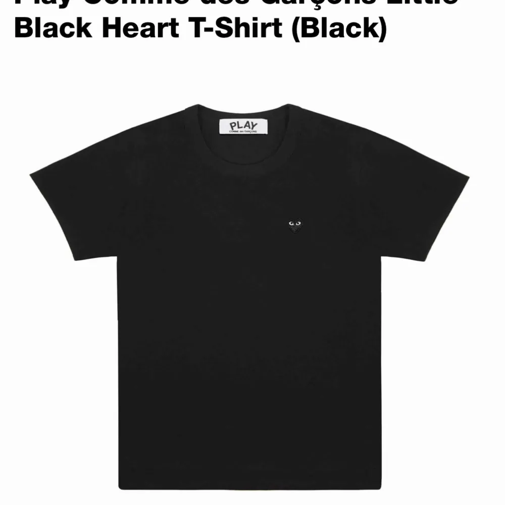  Play Comme des Garçons Little Black Heart T-Shirt i svart. Nästan oanvänd, använt den ca 3 gånger.  Storlek M, Köpt för 700kr.. T-shirts.