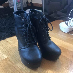  - Säljer dessa as läckra klackskor i svart läder ish. Dom är använda några gånger därav jag säljer dom för ett bra pris!! Frakt står köparen för om du inte möts upp i Linköping 🤗