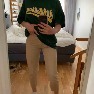  - Skit snygga mom jeans från weekday skulle säga att dom är storlek S, fint skick endast använda 2 gånger. Kan mötas upp annars står köparen för frakten💞💕