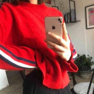 Skön härlig tröja från Gina tricot. Använd sparsamt!🥰 säljer pga garderobsrensning, skriv för mer bilder❤️