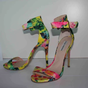 Blommiga klackar  - Steve Madden klackar (12cm)  Endast används 1 gång!! Som nya!  (Ord. Pris 1200kr) 