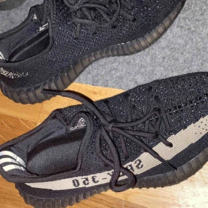  - Yeezy oreo, stl 38! Som nya, inga skador! 