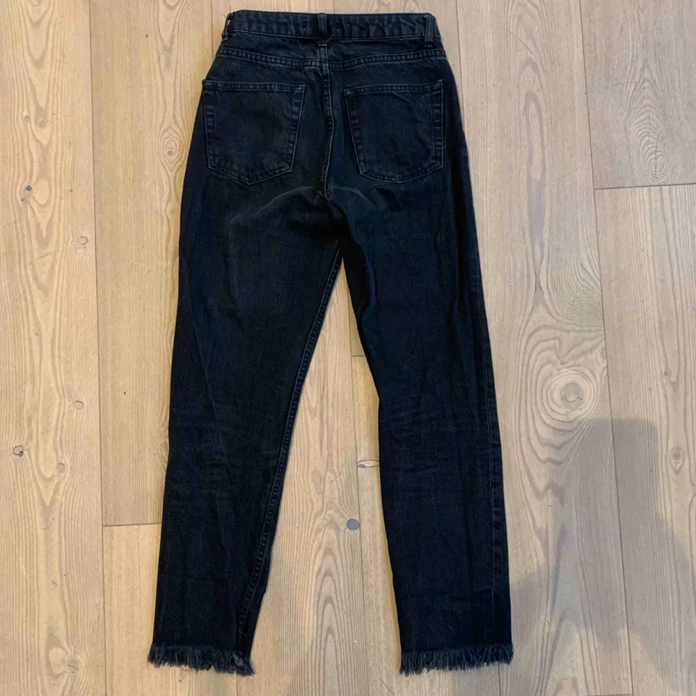 Säljer dessa jeans från Nakd, såå snygga verkligen. Hade gärna behållt om dom passade! Kan mötas upp norr om Stockholm (Danderyd, Täby) annars tillkommer frakt på 69kr🥰. Jeans & Byxor.