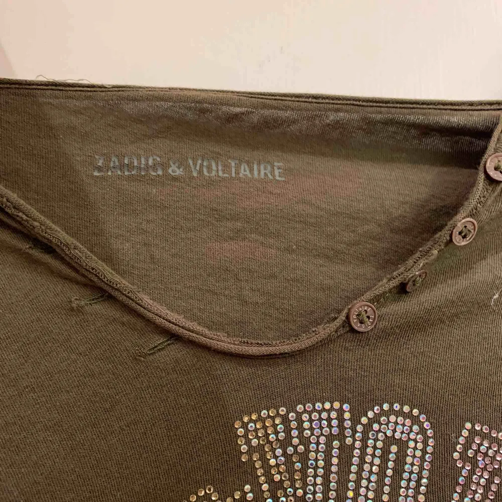 Säljer min militärgröna Zadig Voltaire tröja. Aldrig använd så i mkt fint skick. Säljer pga fel storlek. Köparen står för frakten. Tröjor & Koftor.