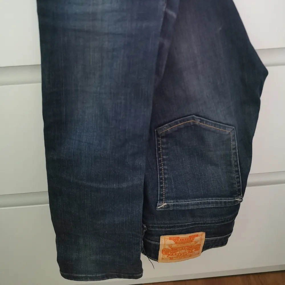 Mörkblåa Crocker jeans i 26/32. Skinny jeans, inte riktigt slim vid benslut. Lågmidjade. Skriv för fler bilder/frågor. Har garderobsrensning så kolla gärna in mina andra annonser för paketpris! . Jeans & Byxor.