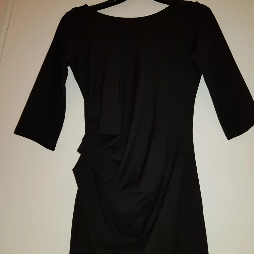 Snygg klassisk klänning men är för stor för mig🥺 Klänningen är från märket Vila, använd ett fåtal gånger och har en superfin detalj i sidan (3:e bilden)!. Klänningar.