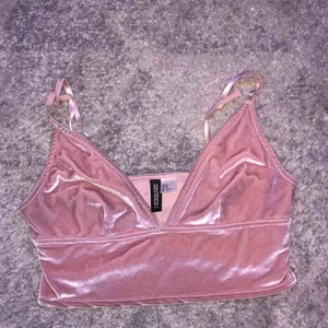  - Jätte söt topp som tyvärr sitter för löst på mig🥺 kan mötas upp i uppsala annars tillkommer 50kr frakt