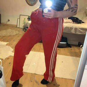  - Ascoola, röda, högmidjade adidasbyxor! Fickor, gömda snören i midjan och dragkedjor på sidan. +frakt✨