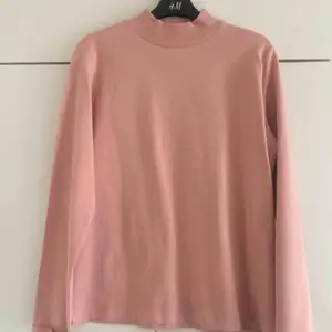 Jättesnygg rosa tröja sitter lite oversized 