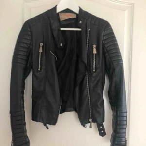  - Skinnjacka från chiquelle fint skick 