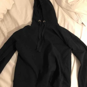  - Svart hoodie, använd 1 gång! Så snygg men säljs då jag har en till💖 perfekt storlek!
