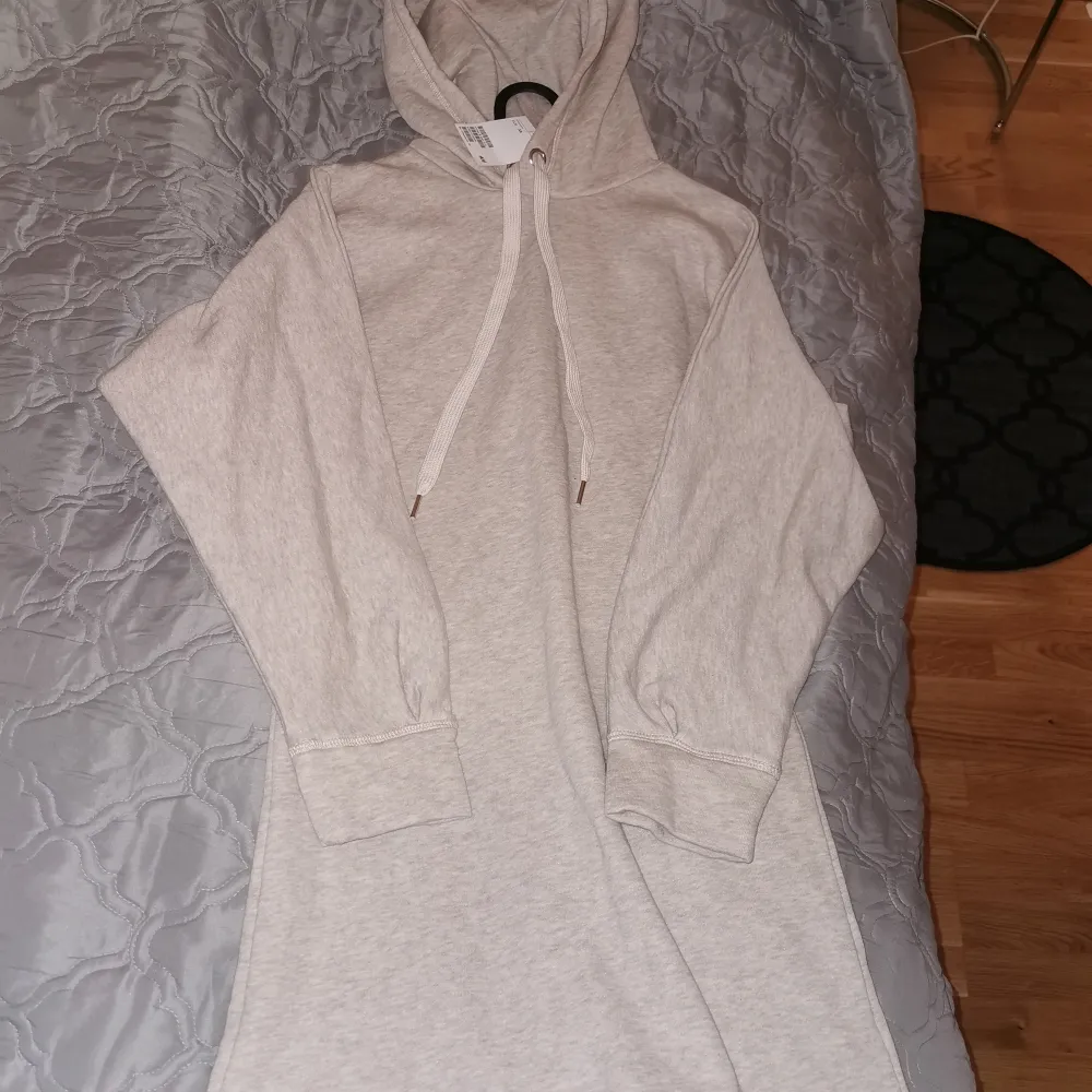Lång hoodie i storlek xs från H&M, aldrig använd. Lapparna finns kvar. Köparen står för frakten. . Hoodies.