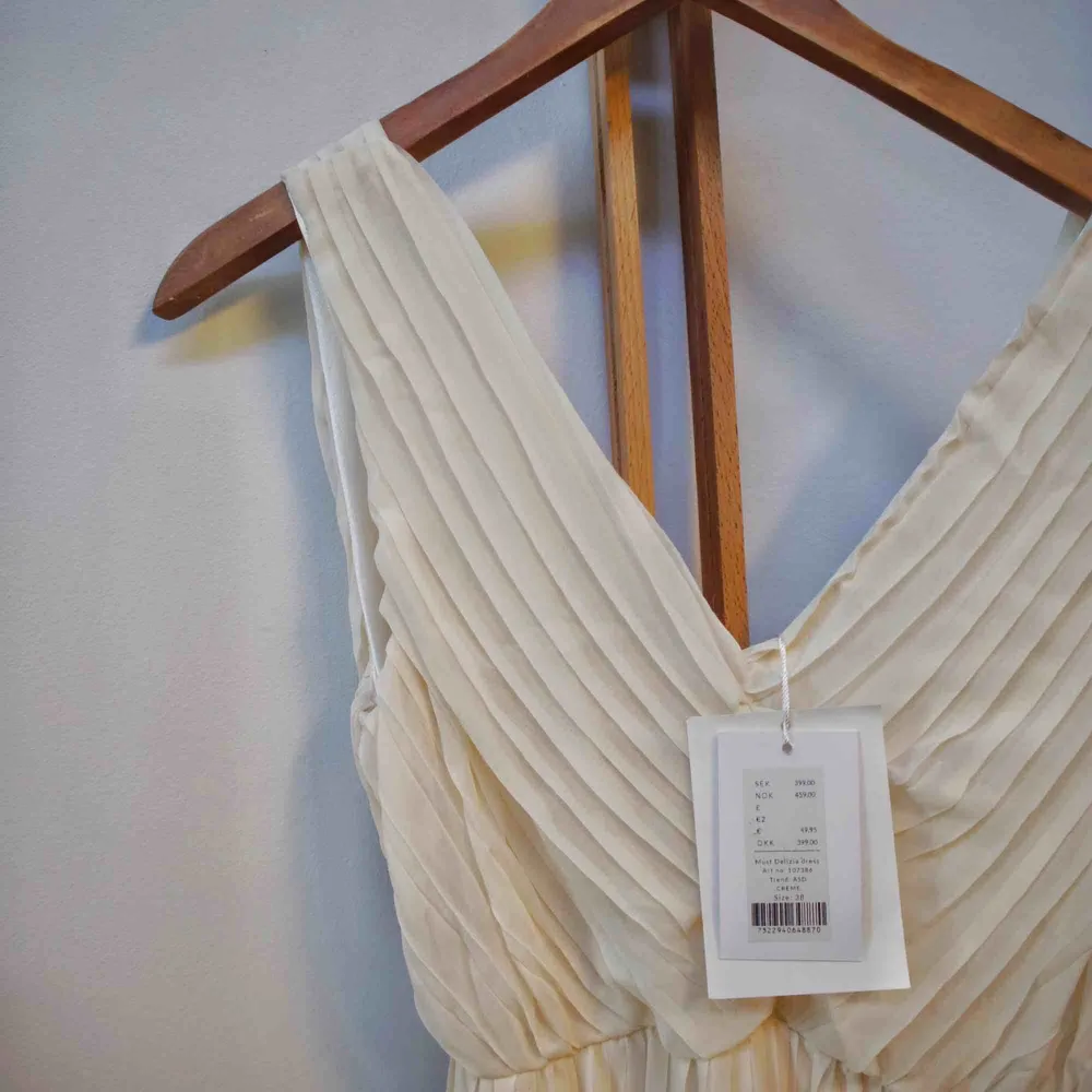 Säljer denna fina långklänning från märket Rut&Circle. I storlek 38 med prislappen på 400kr kvar. I en väldigt vacker äggskals-vit. Kan mötas i Borås eller Kungsbacka eller posta klänningen. . Klänningar.