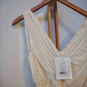 Säljer denna fina långklänning från märket Rut&Circle. I storlek 38 med prislappen på 400kr kvar. I en väldigt vacker äggskals-vit. Kan mötas i Borås eller Kungsbacka eller posta klänningen. 
