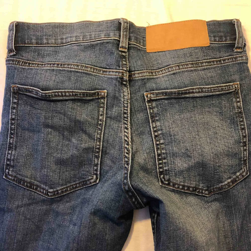 Använda ett fåtal gånger, nypris 400kr. Skönt material     Slim fitt byxor.. Jeans & Byxor.