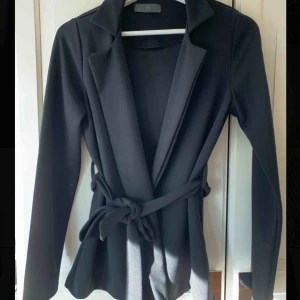  - Oanvänd blazer i mjuk material. Verkligen superfin!!