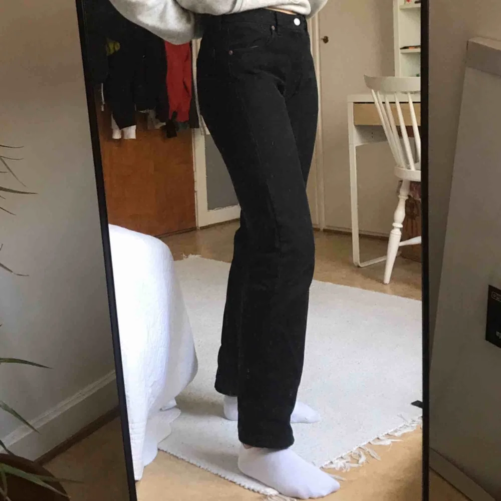 Svarta jeans från Levi’s i nyskick, av den populära modellen 501.  Hämta upp i Uppsala eller köparen står för frakt :). Jeans & Byxor.