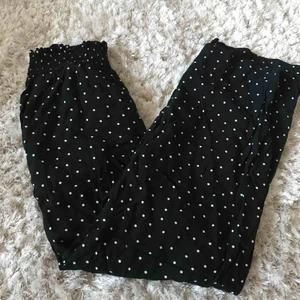  - Superfina prickiga byxor från monki i ett väldigt skönt material🥰 Köpta på monki i höstas och dem är endast använda en kväll, nyskick. Säljer då dem tyvärr är för korta på mig som är 170 cm. Skicka till mig om ni har några frågor, jag står för frakten🥰 