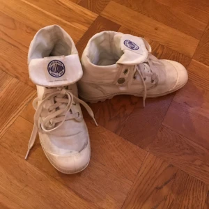  - Vita hi top Palladium sneakers. Använda men fräscha. Skaftet går att vikas upp.
