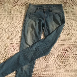  - Sköna jeans! Långa i modellen och passar därför inte mina ben, hehe😉 50kr + frakt, helt i nyskick! 