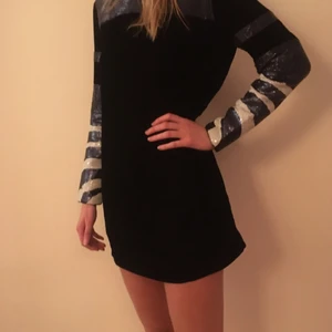  - Klänning från HM studio. Gjord av svart sammet och paljetter. Helt oanvänd, prislapp finns kvar.  Finns att hämta på Östermalm. Skickad om köpare betalar frakt 