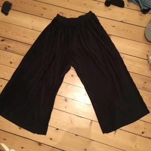  - Vida plisserade byxor från monki med hög midja