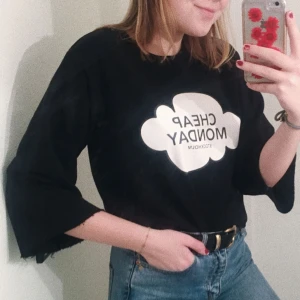  - Collegetröja från cheap monday med croppade utsvängda ärmar, SÅÅ snygg verkligen!!