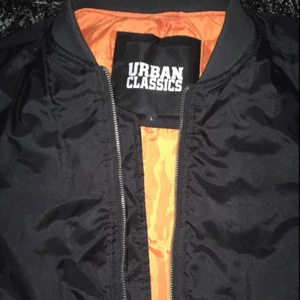  - Svart bomberjacka med orange innefoder, ganska varm, passar till både våren och hösten. Storleken är väldigt liten så den passar S-M. Frakt tillkommer 