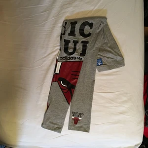  - Adidas leggings storlek 34. Säljes pga att de är för stora på mig, 158 cm, 50 kg. Använda en gång 