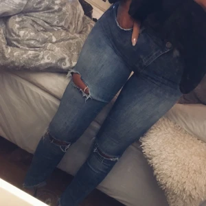  - Snygga lite håliga blås jeans från Bik bok!! Köpta för något år sedan men används inte längre. Väldigt sköna o stretchiga men ser ändå ut som riktiga jeans! Använder swish ❣️❣️ frakt står du för själv🍍🍍