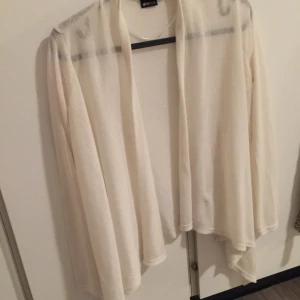  - Vit tunn kofta i storlek XS, något längre där fram🌟 