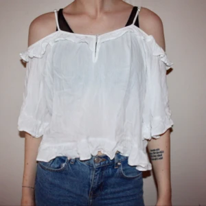  - Helt oanvänd vit blus/topp från BIKBOK. Storlek XS.  Frakt 28kr