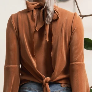  - Tröja från Aeryne med öppen rygg, använd en gång nu hänger den bara i garderoben. Nypris 400kr  Köparen står för frakten