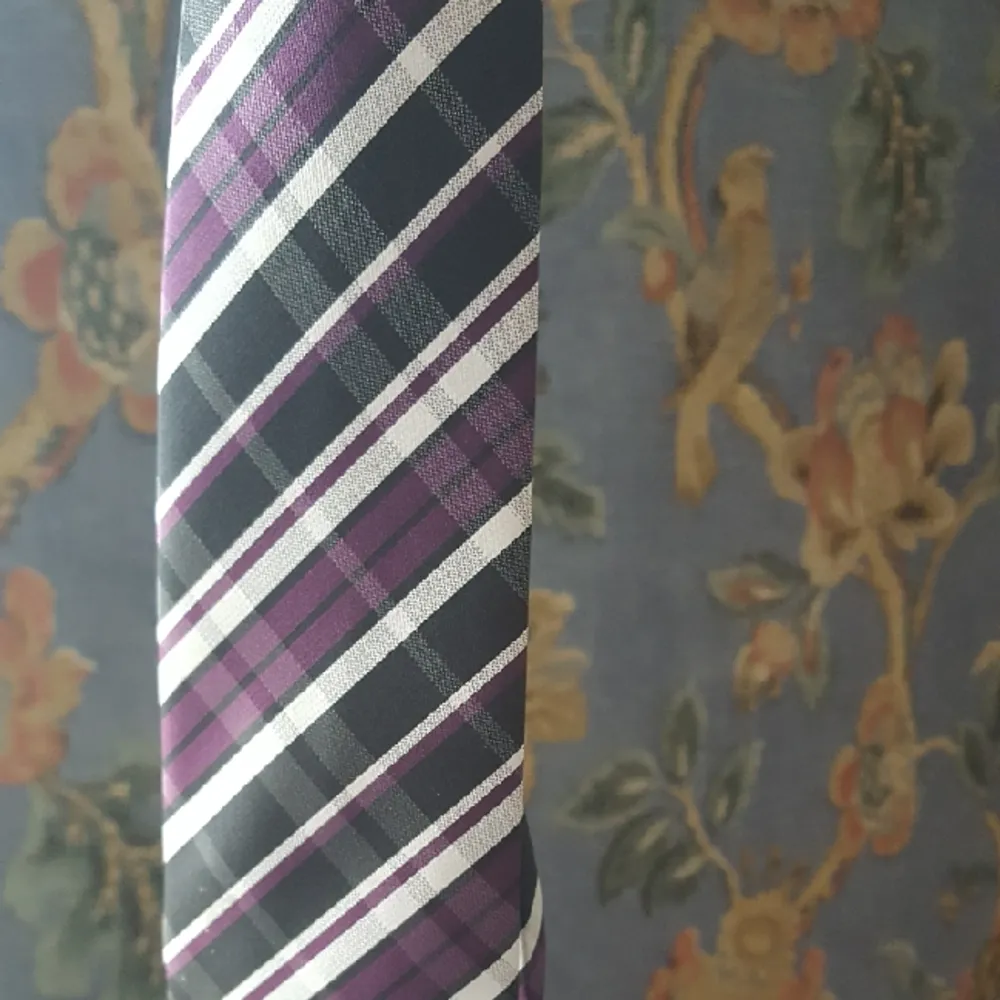 Snygg lila slips som inte längre används. Priset är exklusive frakt. Har swish.. Accessoarer.