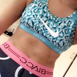  - Nike sport bh, barnstorlek men är som en XS, skitsnygg men lite tajt för mej! 