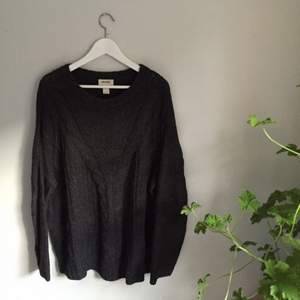 Mysig mörkgrå tröja från Monki! Använd, men är i väldigt bra skick.  ✨ Hämtas i Karlskrona // Frakt betalas av köparen  Priset kan eventuellt diskuteras ✨